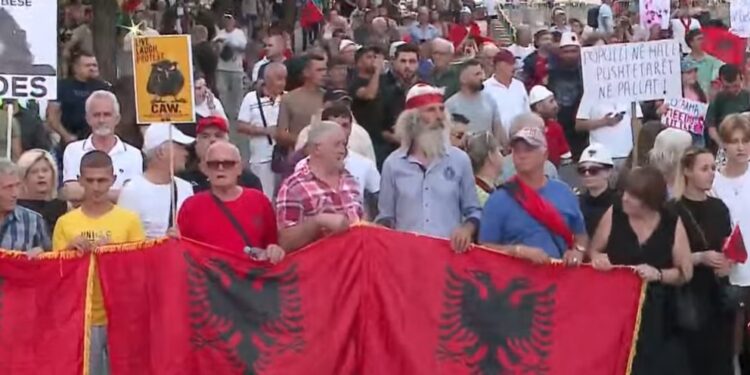 DITA E 60 E PROTESTËS/ Qytetarët marshojnë drejt Kryeministrisë