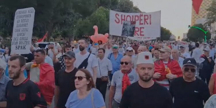 61 DITË PROTESTË/ Qytetarët marshojnë sërish drejt Kryeministrisë