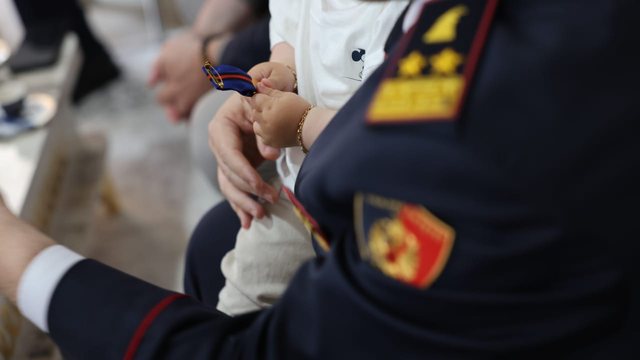 HUMBI JETËN NË KRYE TË DETYRËS/ Skënder Hita i dorëzon familjes së Dëshmorit të Atdheut, Enea Mekolli, medaljen e “Mirënjohjes”