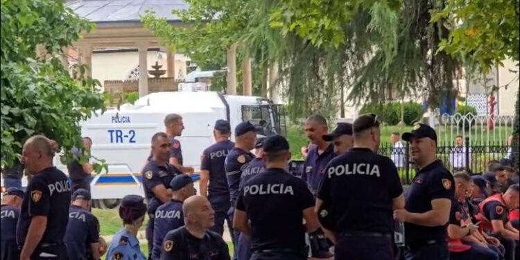 DEPUTETËT MBËRRIJNË NË KUVEND/ Protestuesit qëllojnë makinën e Peleshit. Forca të shumta policie në terren