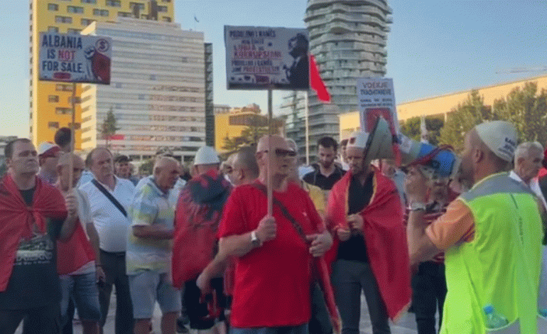 DITA E 34-të E PROTESTËS/ Protestuesit nisen nga sheshi “Skënderbej” drejt Kryeministrisë, thirrje nga nismëtarët: Mos sulmoni gazetarët