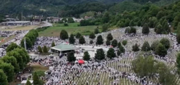 “BOTA TË MOS HARROJË”/ Masakra e Srebrenicës, mijëra vetë nisin Marshimin e Paqes