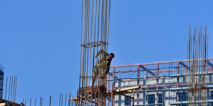 E RËNDË NË SARANDË/ Bie nga soleta e një objekti në ndërtim, 44-vjeçari dërgohet me urgjencë në Tiranë