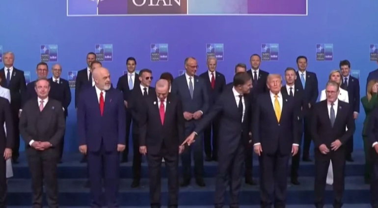 MOMENT VIRAL/ Rama me atlete të bardha në Samit, si reagojnë Rutte dhe Trump kur e shohin