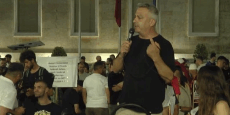 PROTESTË E PARALAJMËRUAR NESËR PARA KUVENDIT/ Aktivistët: T’i ndalojmë deputetët të futen! Merrni vezë e miell me vete