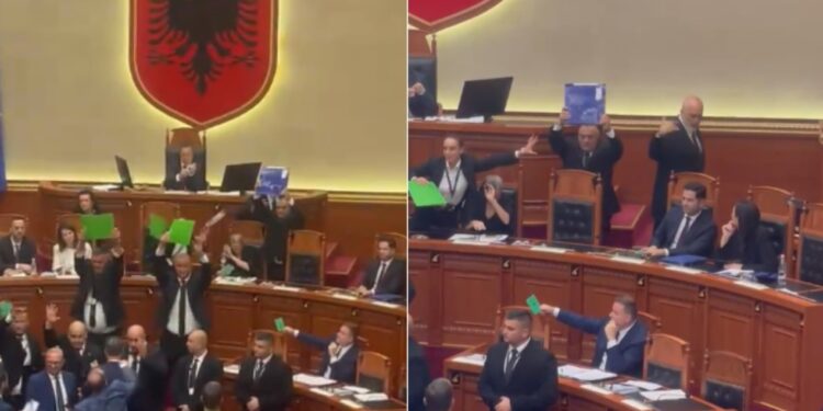 VIDEOLAJM/ Momenti kur Rama largohet nga Kuvendi, opozita hedh shishe dhe karton në drejtim të kryeministrit