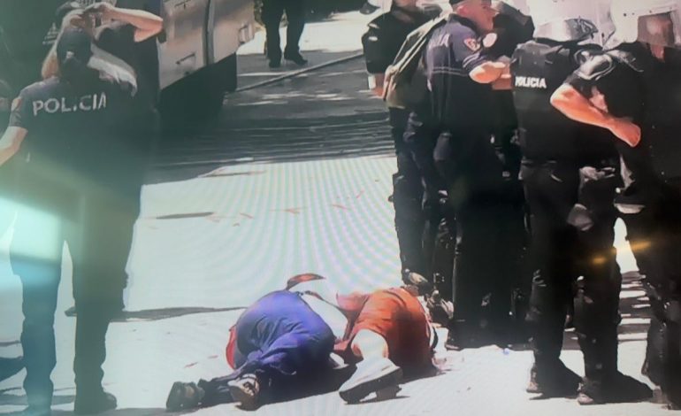 VIJOJNË TENSIONET/ Policia tentoi t’i shoqëronte, dy gratë shtirhen në tokë të përqafuara (VIDEO)