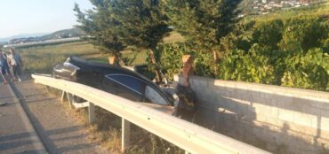 AKSIDENT TRAGJIK NË CËRRIK/ Dy persona humbin jetën pas përplasjes “kokë më kokë” të dy automjeteve