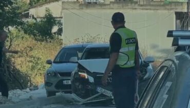 AKSIDENT NË AKSIN FIER-PATOS/ Përplasen dy mjete, plagoset njëri prej drejtuesve