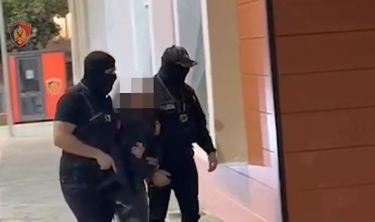 DY VITE NË KËRKIM/ I riu kapet në Himarë, 2 plagosjet që bëri tek “Uji i Ftohtë” dhe në Çole të Vlorës (EMRI)