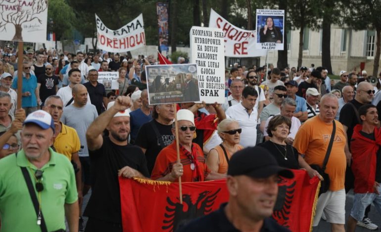 51 DITË TUBIM NË KRYEQYTET/ Nis grumbullimi i protestuesve në shesh, pritet marshimi drejt Kryeministrisë