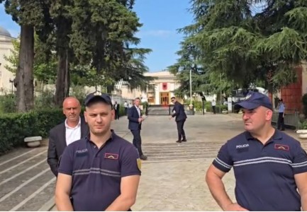 TENSIONET PARA PARLAMENTIT/ Pamjet kur deputeti socialist goditet me vezë nga protestuesit