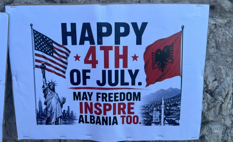ME FLAMUJ AMERIKANË DHE PANKARTA/ Protestuesit i urojnë SHBA-së Pavarësinë: Liria juaj na frymëzoftë