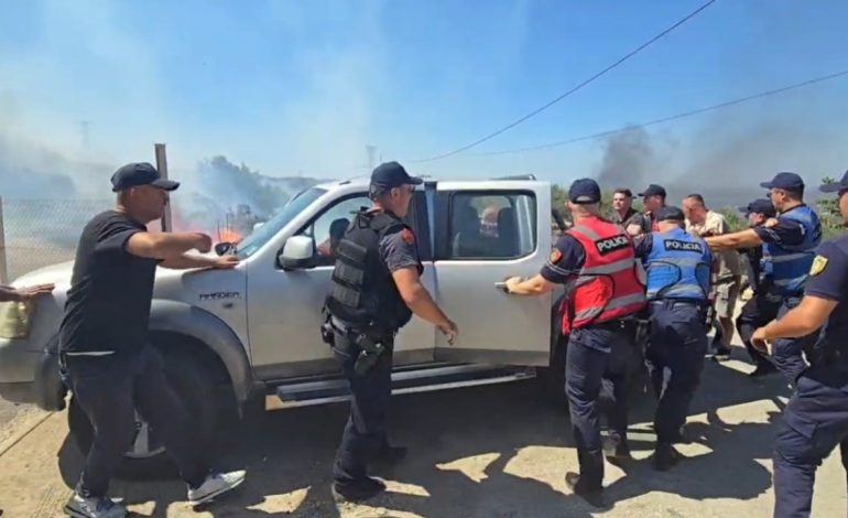 SITUATË ALARMANTE NË DRIZË TË FIERIT/ Zjarri u afrohet zonave të banuara, shpëtohet nga flakët një automjet