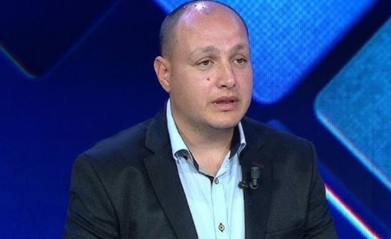 E TRISHTË/ Humbi jetën në aksident, homazhet për gazetarin Enrik Mehmeti mbahen sot në Teatrin “Petro Marko” në Vlorë