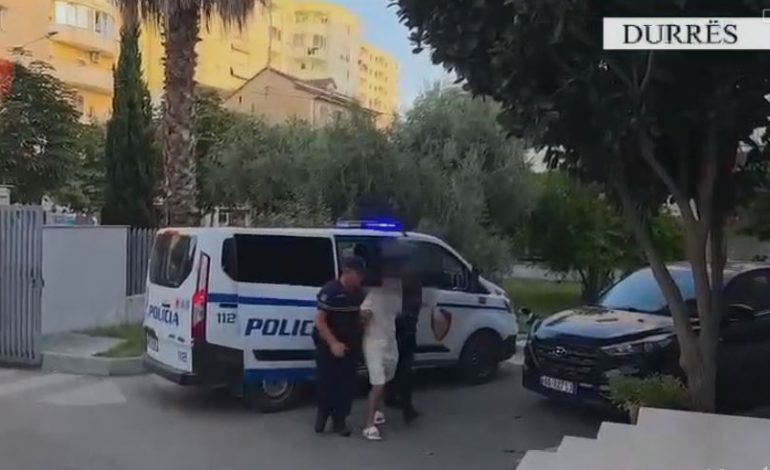 ZBULOHET BAZË ARMËSH NË MANZË/ Arrestohet 20-vjeçari. Policia sekuestron kallashnikov, 4 pistoleta dhe qindra fishekë