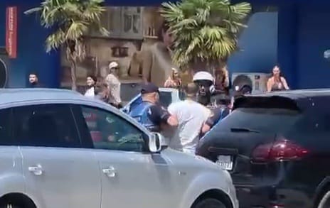 “NUK PËRMBAHEN” SHOFERËT NË VLORË/ Përplasen fizikisht pas aksidentit (VIDEO)