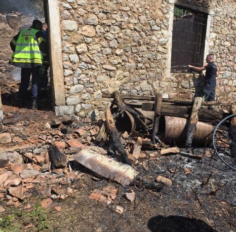 TRAGJEDIA NË POSTRIBË/ DETAJET: Gjenden një shishe benzinë dhe bombol gazi, dyshohet se pati shpërthime