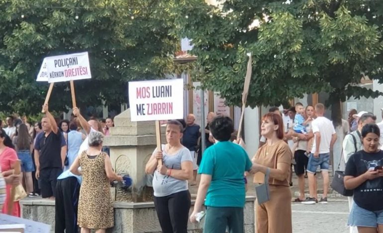 POLIÇANI NË PROTESTË/ Qytetarët kundërshtojnë bashkimin me Beratin, djegin teserat e PS-së