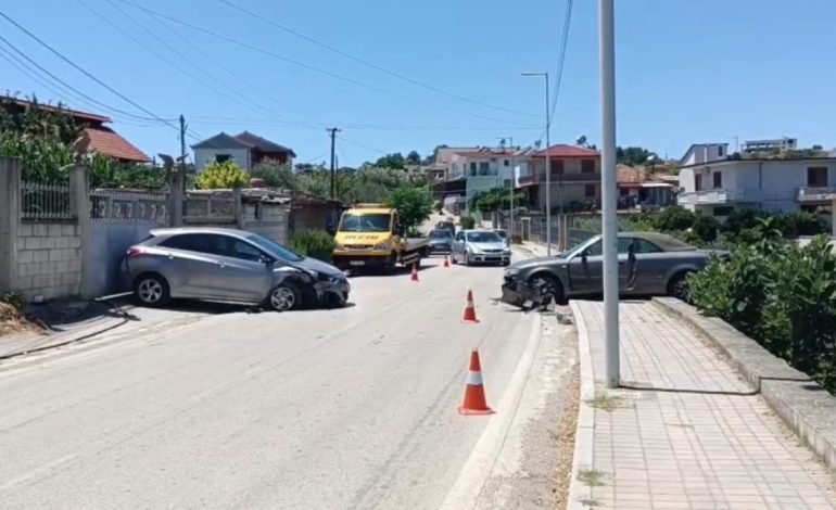 AKSIDENT NË DIVJAKË/ Makinat përplasen “kokë më kokë”, rëndodhet trafiku drejt plazhit