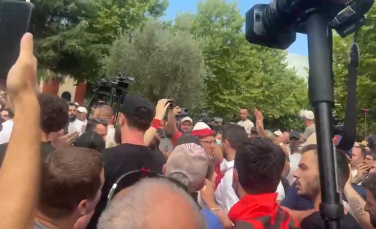 TENSIONET/ Lapaj dhe mbështetësit e tij tentojnë të bashkohen me qytetarët, u kërkohet të largohen