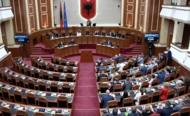 PD BOJKOTOI SEANCËN/ PS 72 vota pro ndryshimeve në ligjin e SHISH! Ja ligjet e miratuara nga Kuvendi