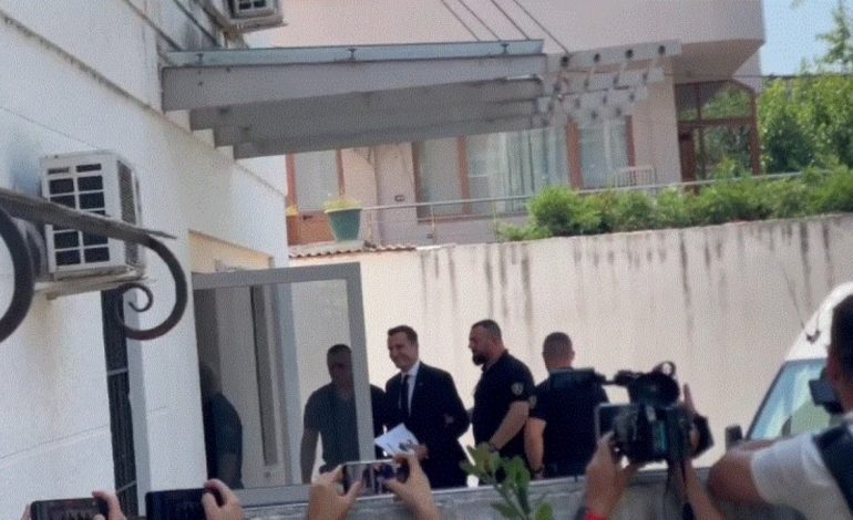 GJYQI ME PROKURORIN OLS DADO/ Kryebashkiaku Erion Veliaj mbërrin në ambientet e Gjykatës Administrative