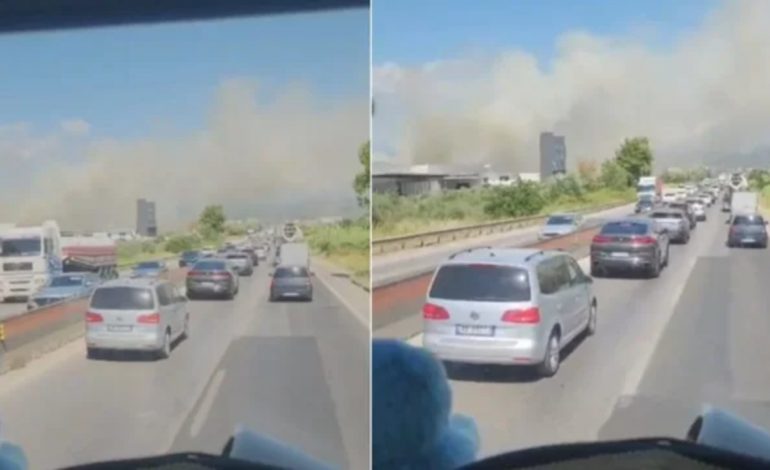 ZJARR I MADH NË SHIJAK/ Tymi mbulon autostradën Durrës-Tiranë