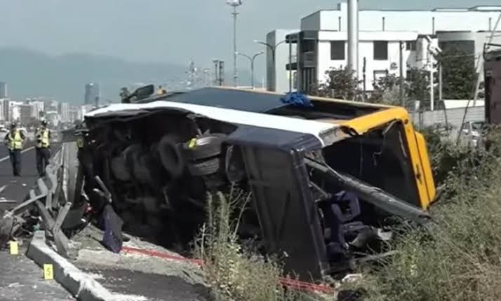AKSIDENTI TRAGJIK I AUTOBUZIT TIRANË-DURRËS/ Nënë e bijë transportohen drejt Greqisë për ndihmë më të sspecializuar