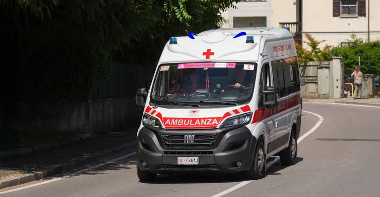 E RËNDË NË KORÇË/ Nëna po kalonte rrugën, makina përplas karrocën me fëmijën e mitur brenda
