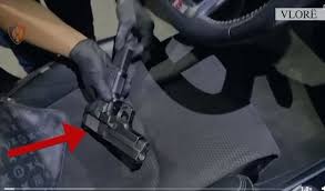 LËVIZTE ME ARMË DHE RADIO NË MAKINË/ Arrestohet i riu në Vlorë (VIDEO)