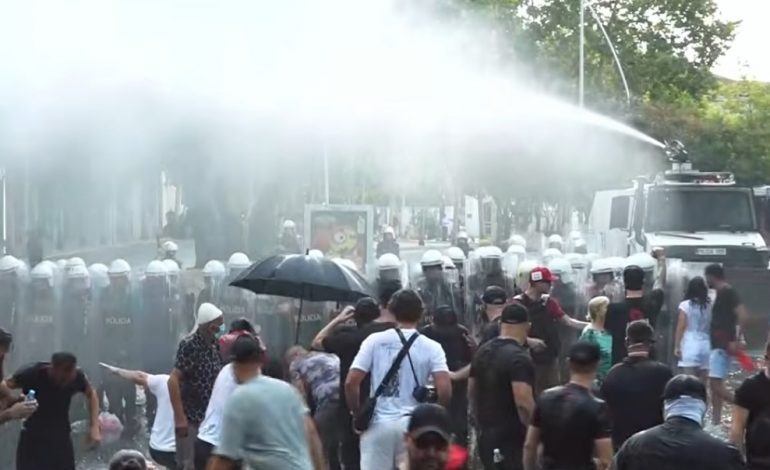 TENSIONE E PËRPLASJE/ Shkon në 23 numri i të shoqëruarve pas protestës para Parlamentit