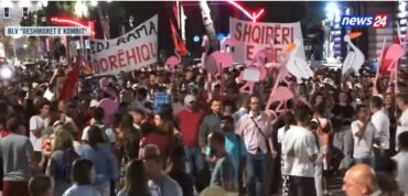 PROTESTA/ Pas fjalimeve dhe mesazheve para Kryeministrisë, nis marshimi në rrugët e Tiranës