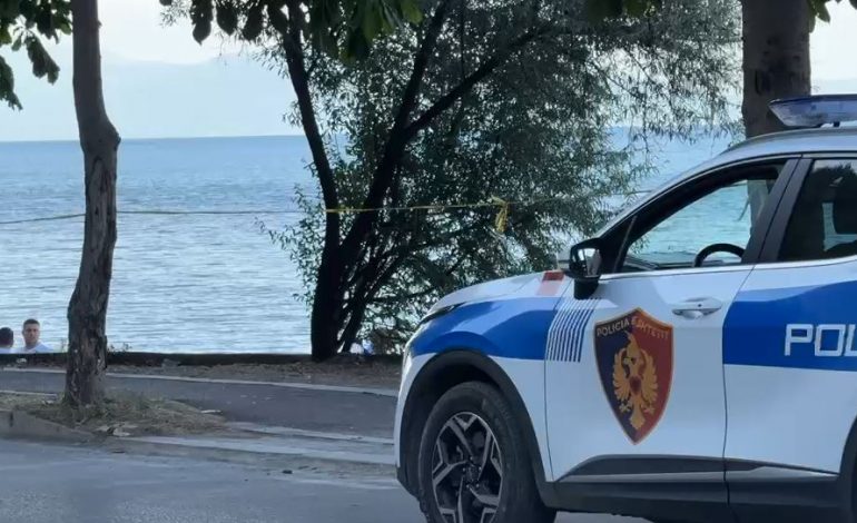 E TRISHTË NË POGRADEC/ Humb jetën një i moshuar pasi pësoi infarkt në plazh