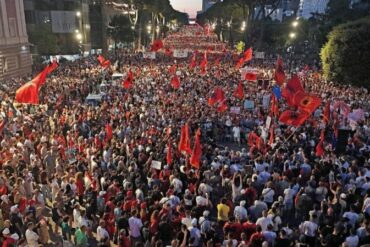 “RAMA JEP DORËHEQJEN”/ 57 ditë revoltë popullore antiqeveritare, protestuesit mblidhen në sheshin “Skënderbej”