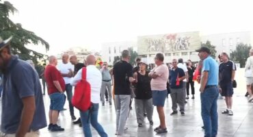 38 DITË PROTESTË/ Nis organizimi i protestuesve në sheshin “Skënderbej”, shqiptarët kërkojnë largimin e Ramës