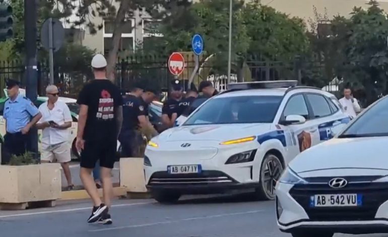 INCIDENT PARA KRYEMINISTRISË/ Qytetari proteston afër makinës së Ramës, policia e arreston