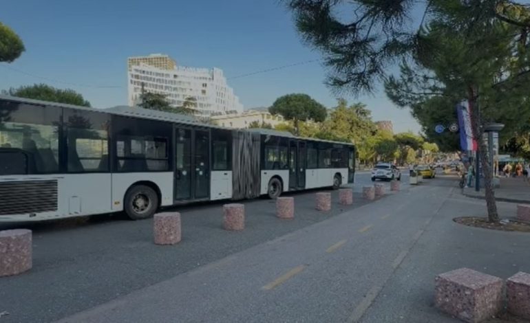 “PLAS” SHERRI NË QENDËR TË TIRANËS/ Shoferi i autobusit dhe i makinës godasin njëri-tjetrin me leva
