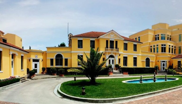 “GËZUAR SHBA”/ Ambasada amerikane në Tiranë: Festojmë 250 vjet histori dhe të ardhmen e ndritur përpara