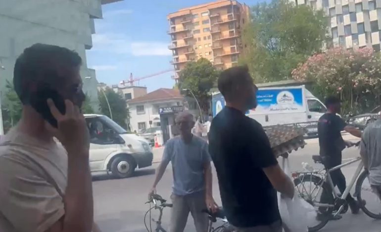 POLICIA SHOQËROI 5 PERSONA/ Disa nga protestuesit lënë Kuvendin dhe nisen drejt komisariatit nr.1