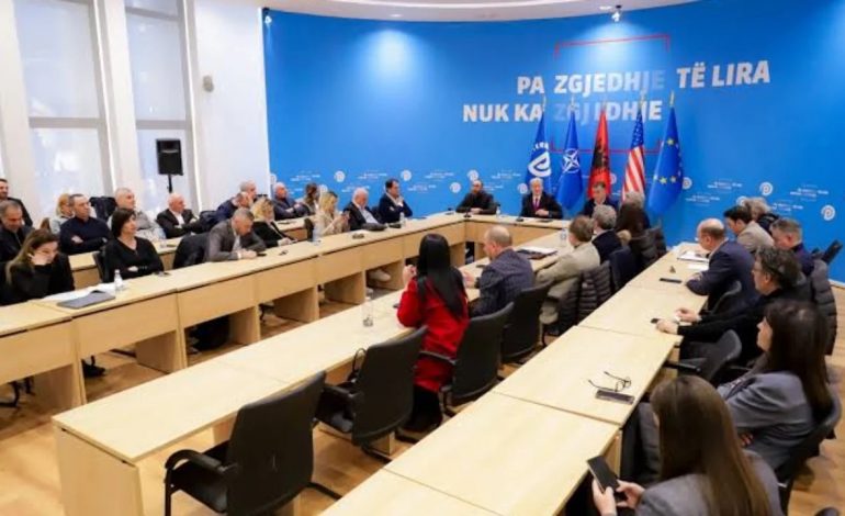 PËRPLASJET PARA PARLAMENTIT/ PD merr vendim: Nuk shkojmë në seancë, Kuvendi i rrethuar nga policia…