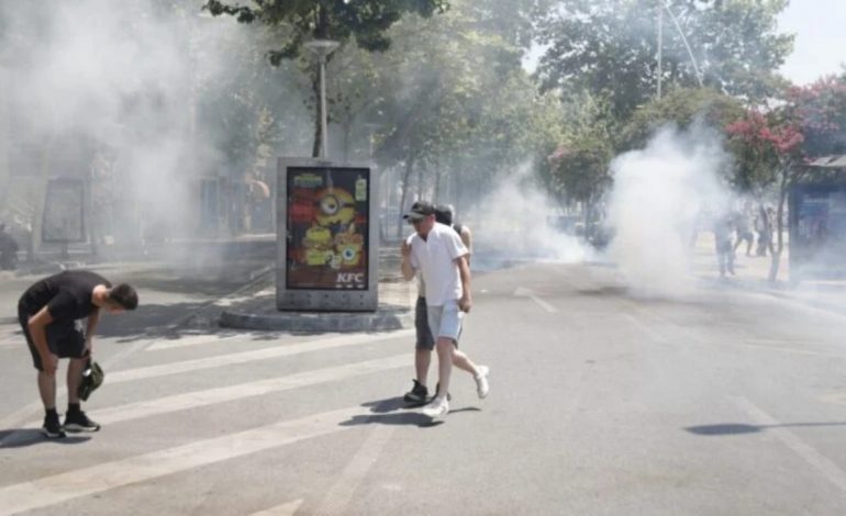 PËRPLASJET E DHUNSHME/ Qytetarë dhe efektivë të lënduar, 18 persona të shoqëruar