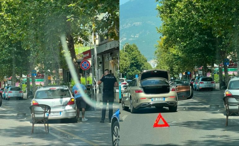 AKSIDENT PËRBALLË MINISTRISË SË JASHTME, NË TIRANË/ Dy mjete përplasen me njëra-tjetrën