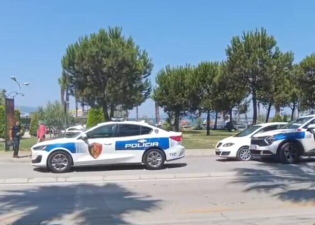 E MOSHUARA BIE NGA AUTOBUZI NË VLORË/ Transportohet në spital, në gjendje të rëndë. Ambulanca mbërrin me vonesë