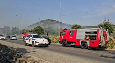 ZJARR PRANË BANESAVE NË ZONËN JUGORE TË ELBASANIT/ Dëgjohen shpërthime, dyshohet për fishekë