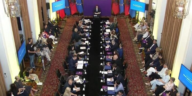 RAMA MBLEDH TË ENJTEN GRUPIN E PS NË PALLATIN E “BRIGADAVE”/ Në fokus sërish “Besa”