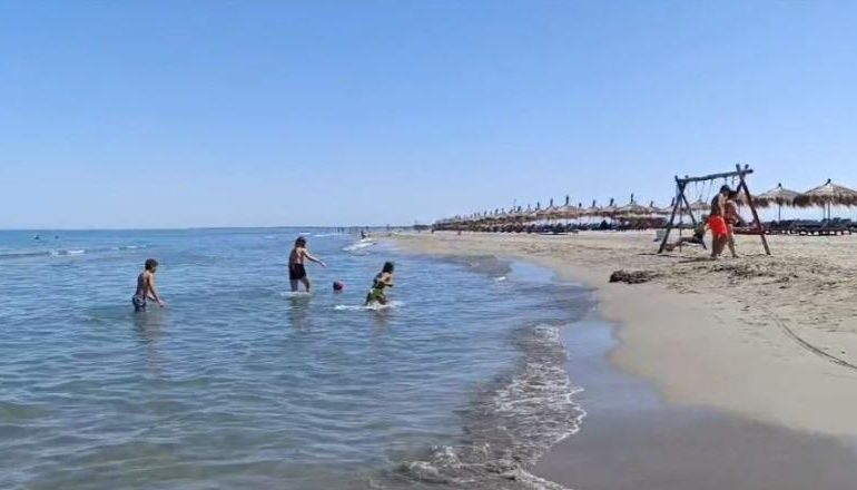 E RËNDË NË FIER/ Dyshohet se pësoi arrest kardiak gjatë kontaktit me ujin, humb jetën 49-vjeçari në plazhin e Pishporos