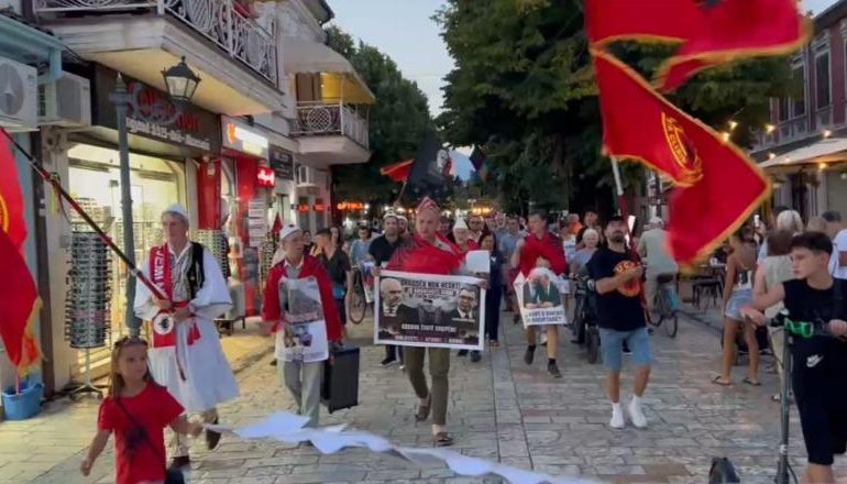 PROTESTË NË SHKODËR KUNDËR HPJES SË KONSULLATËS SË SERBISË/ Protestuesit: Rama po i bën qejfin Vuçiçit! Beogradi t’i kërkojë…
