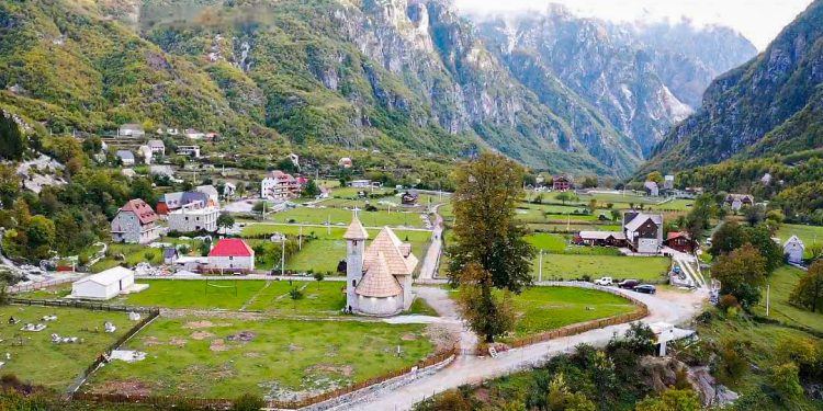 GUSHTI SJELL KULMIN E SEZONIT TURISTIK NË THETH/ Rreth 2 mijë vizitorë qëndrojnë çdo natë