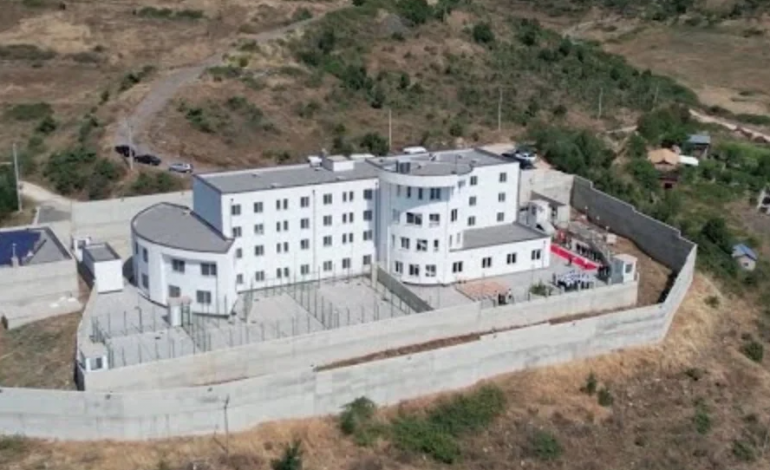 E PËSOJNË KEQ/ Tentuan të fusnin thikë dhe celular në burgun e grave në Pojskë, shoqërohen tre familjarë rumunë